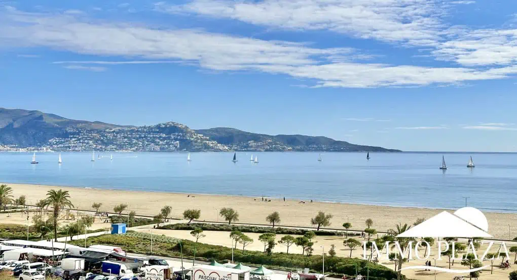 Pis lluminós en 1a línia, vistes excepcionals al mar, totalment reformat (2024) – 2 habitacions, 1 bany, terrassa (7m2)