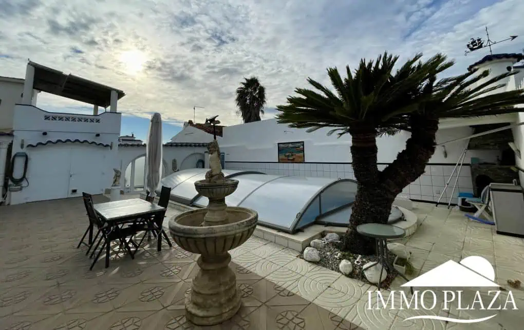2 spacious canal villas divided into 4 apartments on 900m2 of land, garage, 24m mooring, 32m2 heated swimming pool, 6 parking spaces