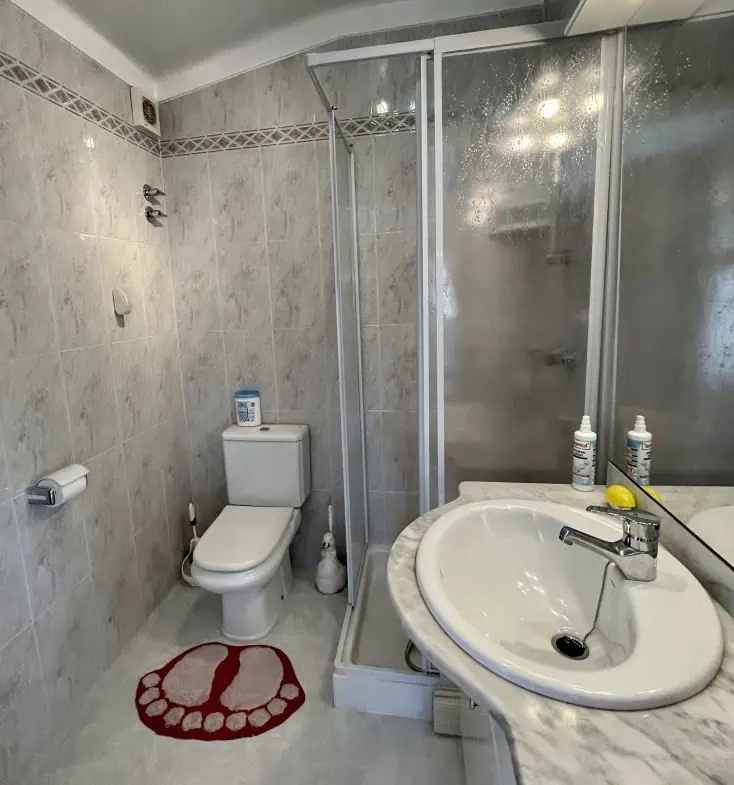 2 spacious canal villas divided into 4 apartments on 900m2 of land, garage, 24m mooring, 32m2 heated swimming pool, 6 parking spaces