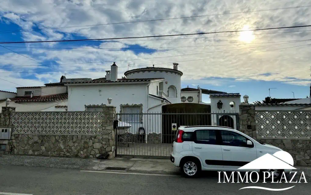 2 spacious canal villas divided into 4 apartments on 900m2 of land, garage, 24m mooring, 32m2 heated swimming pool, 6 parking spaces