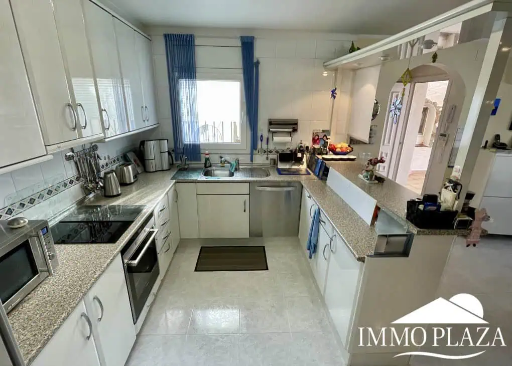 2 spacious canal villas divided into 4 apartments on 900m2 of land, garage, 24m mooring, 32m2 heated swimming pool, 6 parking spaces
