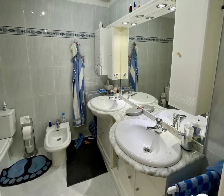 2 spacious canal villas divided into 4 apartments on 900m2 of land, garage, 24m mooring, 32m2 heated swimming pool, 6 parking spaces
