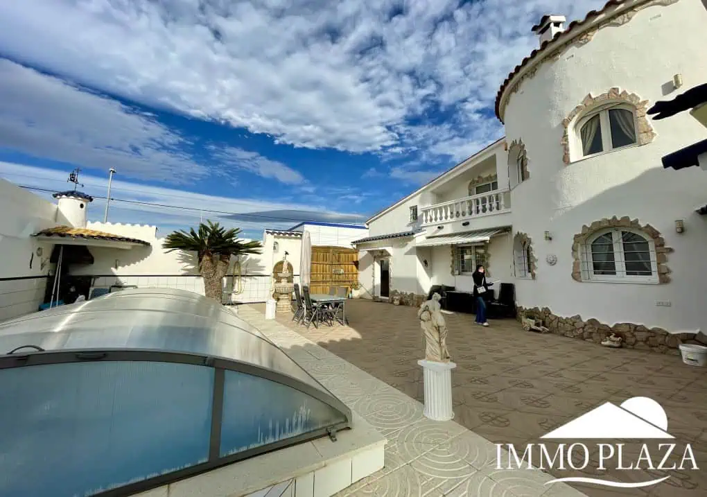 2 spacious canal villas divided into 4 apartments on 900m2 of land, garage, 24m mooring, 32m2 heated swimming pool, 6 parking spaces