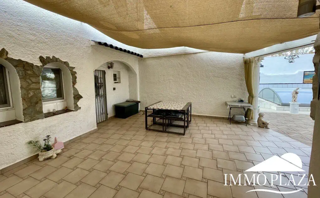 2 spacious canal villas divided into 4 apartments on 900m2 of land, garage, 24m mooring, 32m2 heated swimming pool, 6 parking spaces