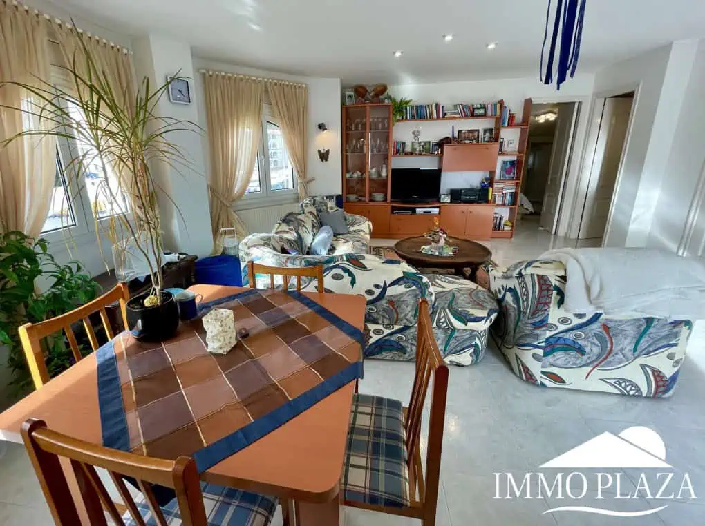 2 spacious canal villas divided into 4 apartments on 900m2 of land, garage, 24m mooring, 32m2 heated swimming pool, 6 parking spaces