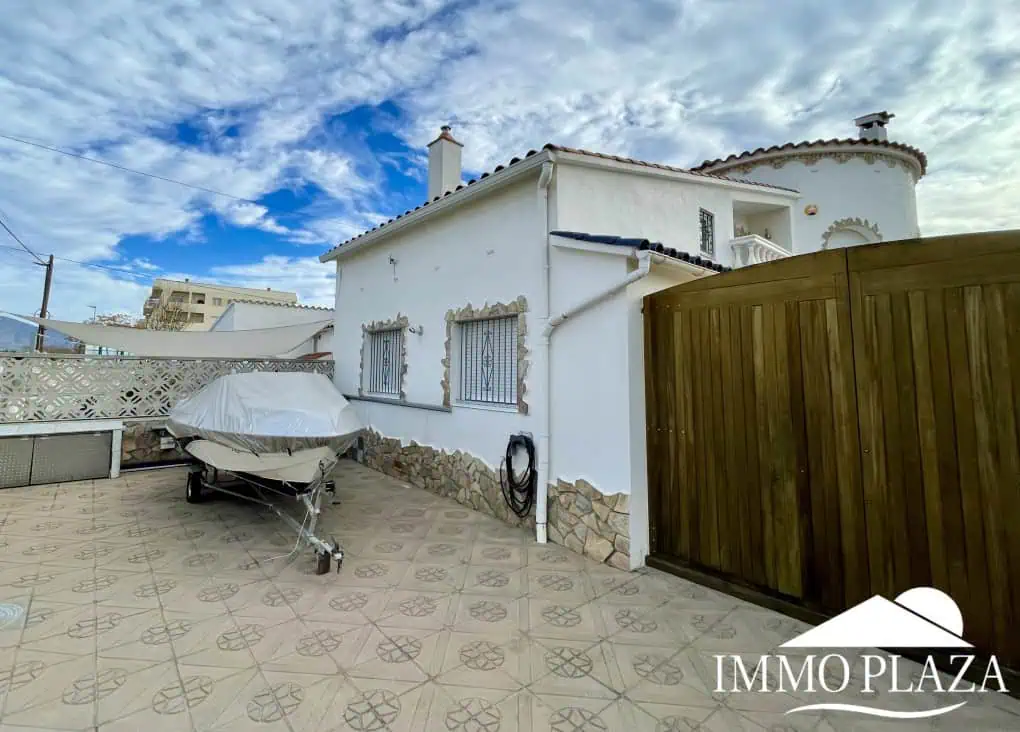 2 spacious canal villas divided into 4 apartments on 900m2 of land, garage, 24m mooring, 32m2 heated swimming pool, 6 parking spaces