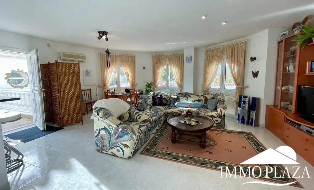 2 spacious canal villas divided into 4 apartments on 900m2 of land, garage, 24m mooring, 32m2 heated swimming pool, 6 parking spaces