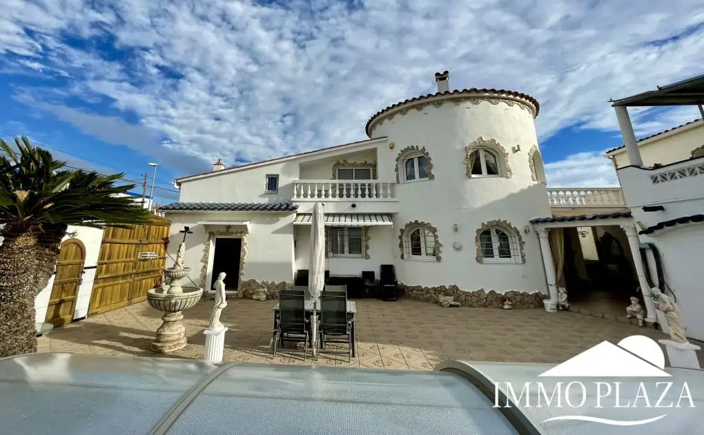 2 spacious canal villas divided into 4 apartments on 900m2 of land, garage, 24m mooring, 32m2 heated swimming pool, 6 parking spaces