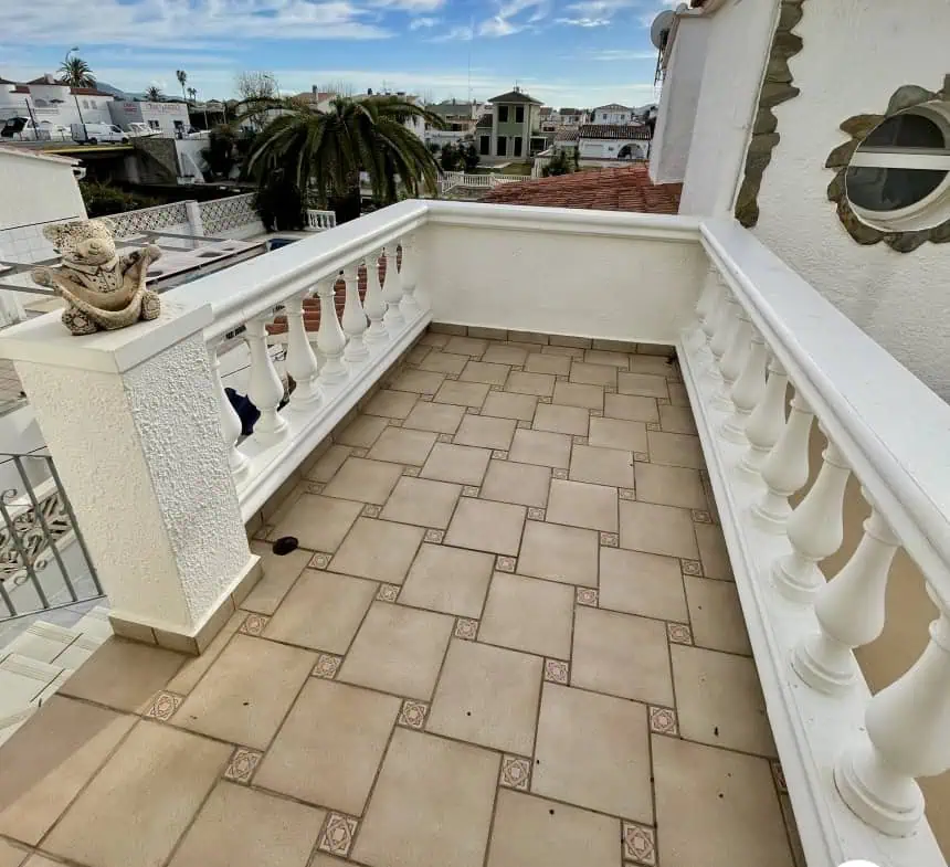 2 spacious canal villas divided into 4 apartments on 900m2 of land, garage, 24m mooring, 32m2 heated swimming pool, 6 parking spaces