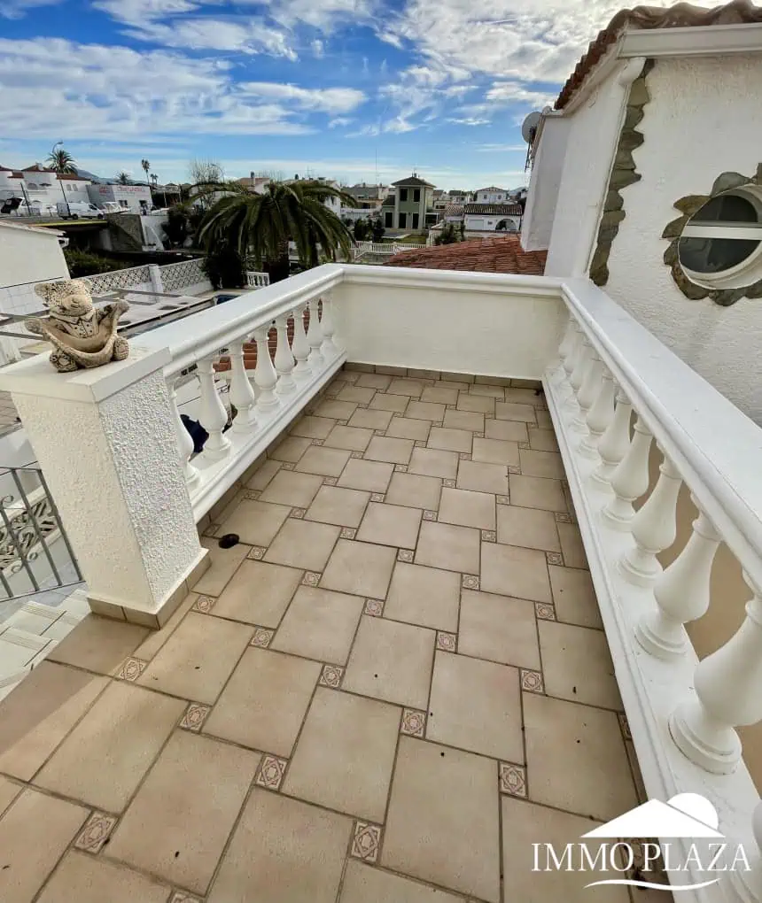 21122023145638_5590_IPV126 2 spacious canal villas divided into 4 apartments on 900m2 of land, garage, 24m mooring, 32m2 heated swimming pool, 6 parking spaces