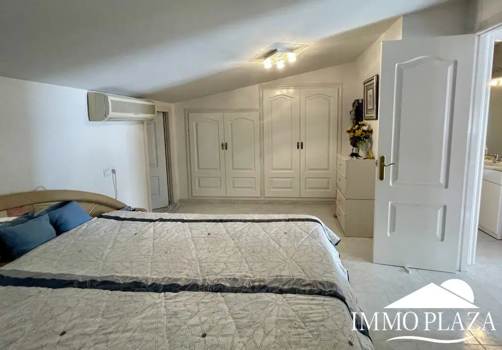 2 spacious canal villas divided into 4 apartments on 900m2 of land, garage, 24m mooring, 32m2 heated swimming pool, 6 parking spaces