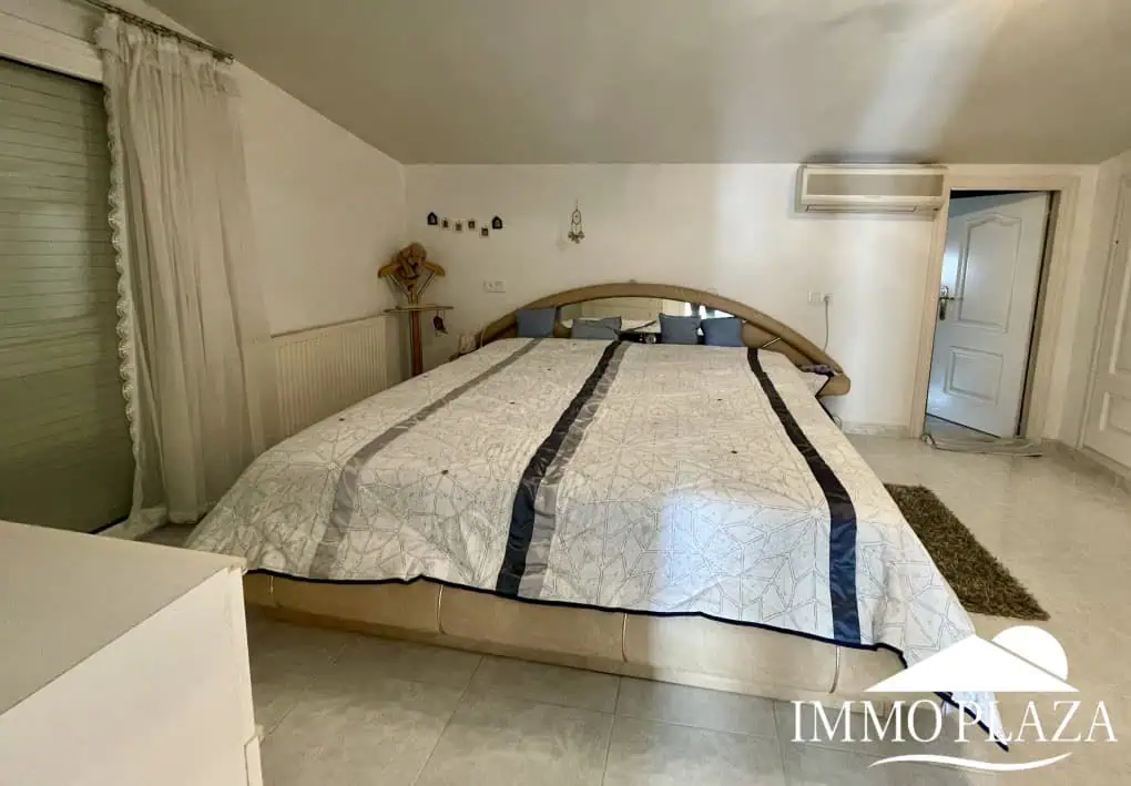 2 spacious canal villas divided into 4 apartments on 900m2 of land, garage, 24m mooring, 32m2 heated swimming pool, 6 parking spaces