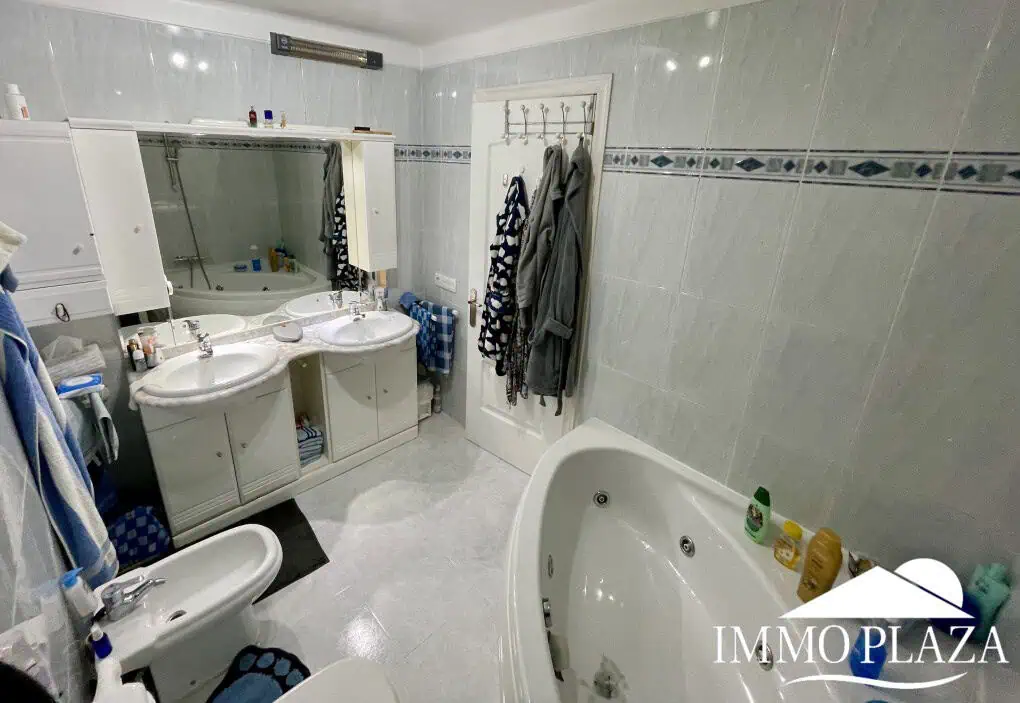 2 spacious canal villas divided into 4 apartments on 900m2 of land, garage, 24m mooring, 32m2 heated swimming pool, 6 parking spaces