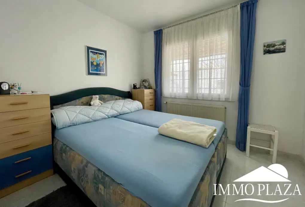2 spacious canal villas divided into 4 apartments on 900m2 of land, garage, 24m mooring, 32m2 heated swimming pool, 6 parking spaces