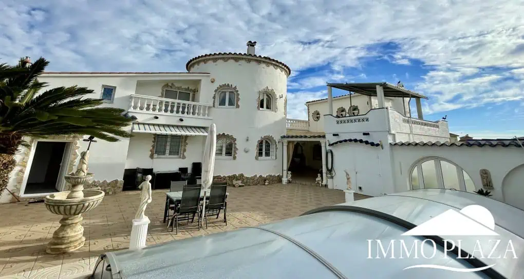 2 spacious canal villas divided into 4 apartments on 900m2 of land, garage, 24m mooring, 32m2 heated swimming pool, 6 parking spaces