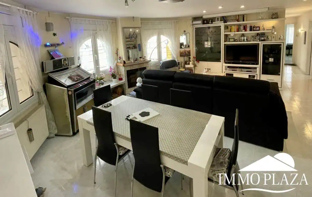 2 spacious canal villas divided into 4 apartments on 900m2 of land, garage, 24m mooring, 32m2 heated swimming pool, 6 parking spaces