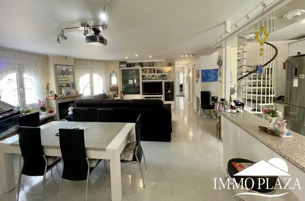 2 spacious canal villas divided into 4 apartments on 900m2 of land, garage, 24m mooring, 32m2 heated swimming pool, 6 parking spaces