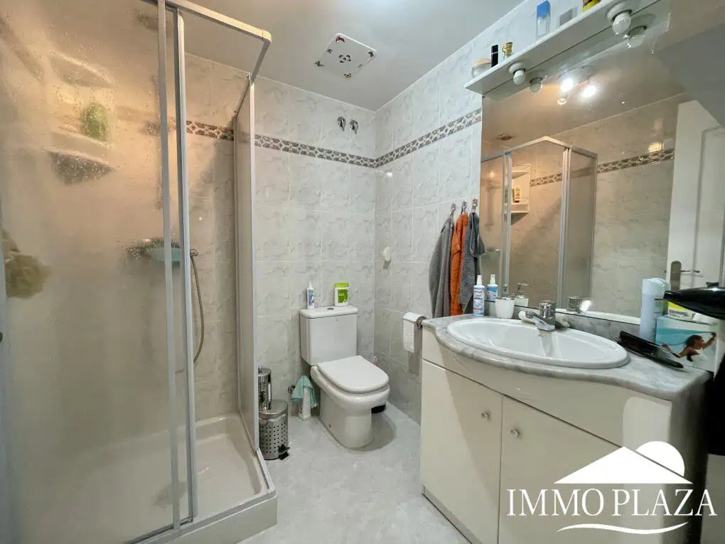 2 spacious canal villas divided into 4 apartments on 900m2 of land, garage, 24m mooring, 32m2 heated swimming pool, 6 parking spaces