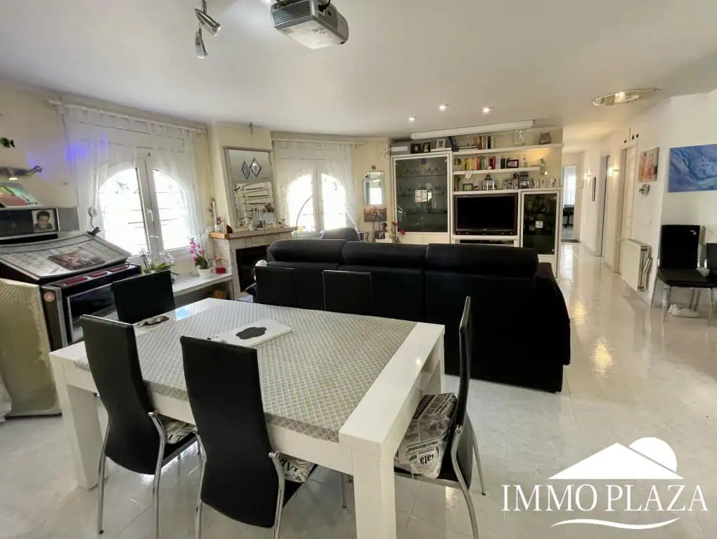 2 spacious canal villas divided into 4 apartments on 900m2 of land, garage, 24m mooring, 32m2 heated swimming pool, 6 parking spaces