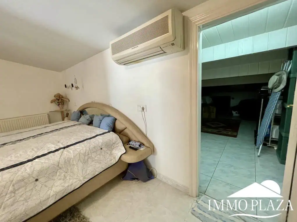 2 spacious canal villas divided into 4 apartments on 900m2 of land, garage, 24m mooring, 32m2 heated swimming pool, 6 parking spaces