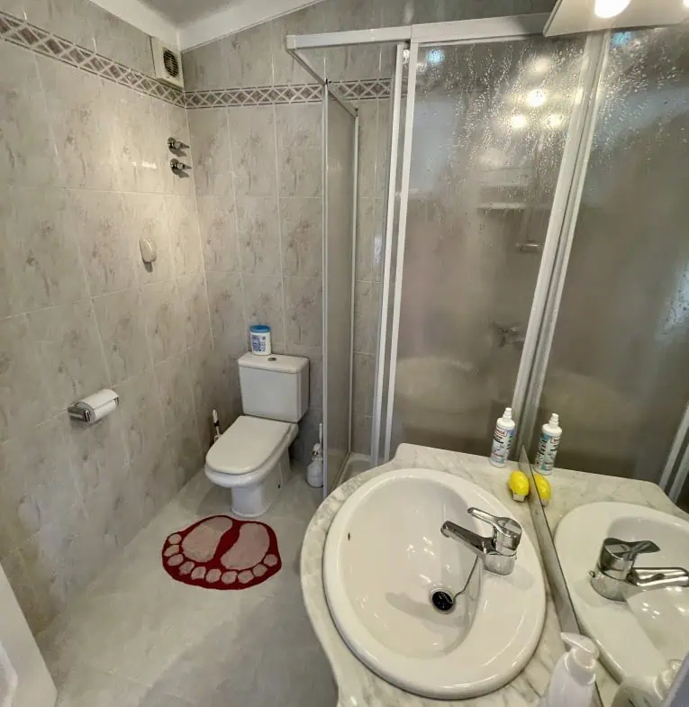2 spacious canal villas divided into 4 apartments on 900m2 of land, garage, 24m mooring, 32m2 heated swimming pool, 6 parking spaces