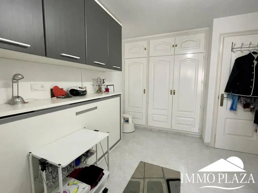 2 spacious canal villas divided into 4 apartments on 900m2 of land, garage, 24m mooring, 32m2 heated swimming pool, 6 parking spaces