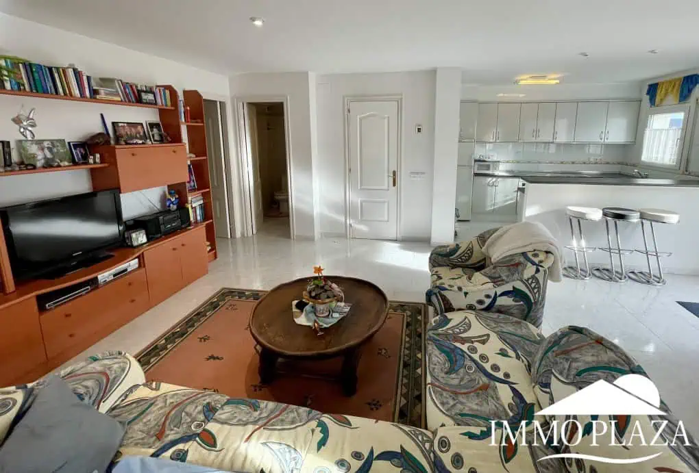 2 spacious canal villas divided into 4 apartments on 900m2 of land, garage, 24m mooring, 32m2 heated swimming pool, 6 parking spaces