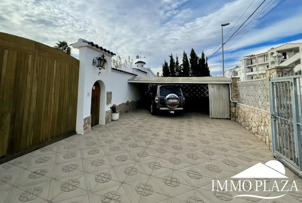 2 spacious canal villas divided into 4 apartments on 900m2 of land, garage, 24m mooring, 32m2 heated swimming pool, 6 parking spaces