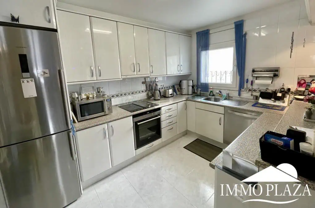 2 spacious canal villas divided into 4 apartments on 900m2 of land, garage, 24m mooring, 32m2 heated swimming pool, 6 parking spaces