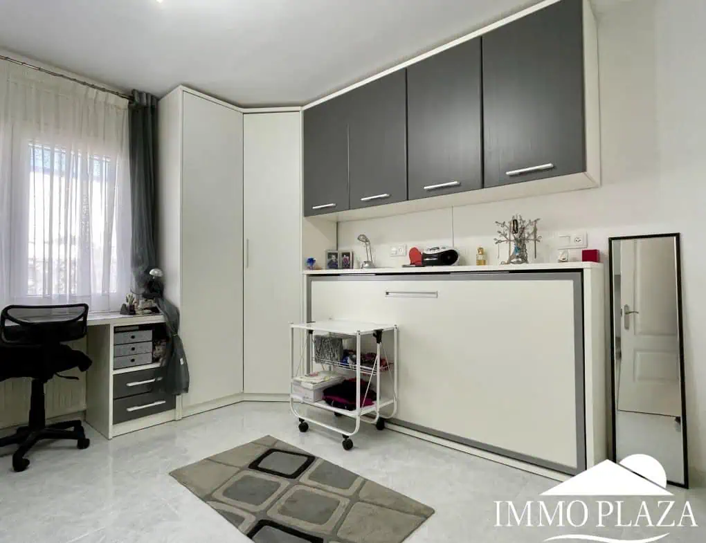 2 spacious canal villas divided into 4 apartments on 900m2 of land, garage, 24m mooring, 32m2 heated swimming pool, 6 parking spaces