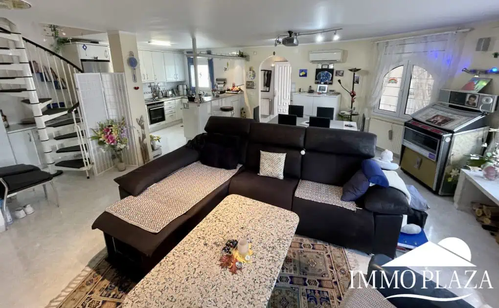 2 spacious canal villas divided into 4 apartments on 900m2 of land, garage, 24m mooring, 32m2 heated swimming pool, 6 parking spaces