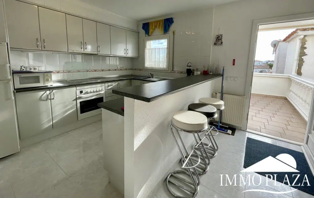 2 spacious canal villas divided into 4 apartments on 900m2 of land, garage, 24m mooring, 32m2 heated swimming pool, 6 parking spaces