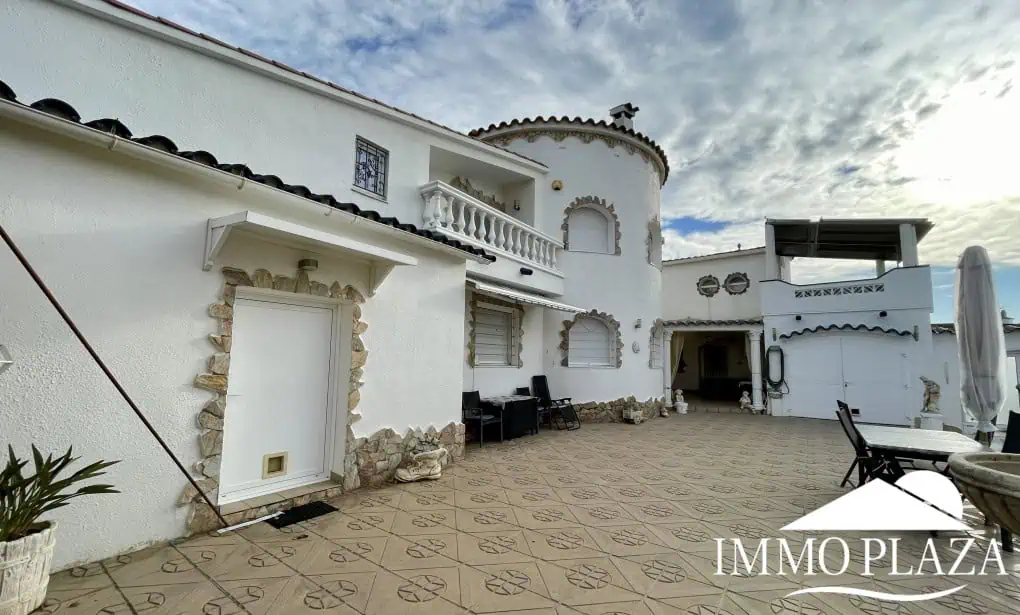2 spacious canal villas divided into 4 apartments on 900m2 of land, garage, 24m mooring, 32m2 heated swimming pool, 6 parking spaces