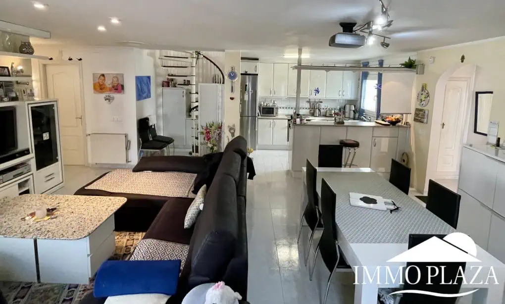 2 spacious canal villas divided into 4 apartments on 900m2 of land, garage, 24m mooring, 32m2 heated swimming pool, 6 parking spaces