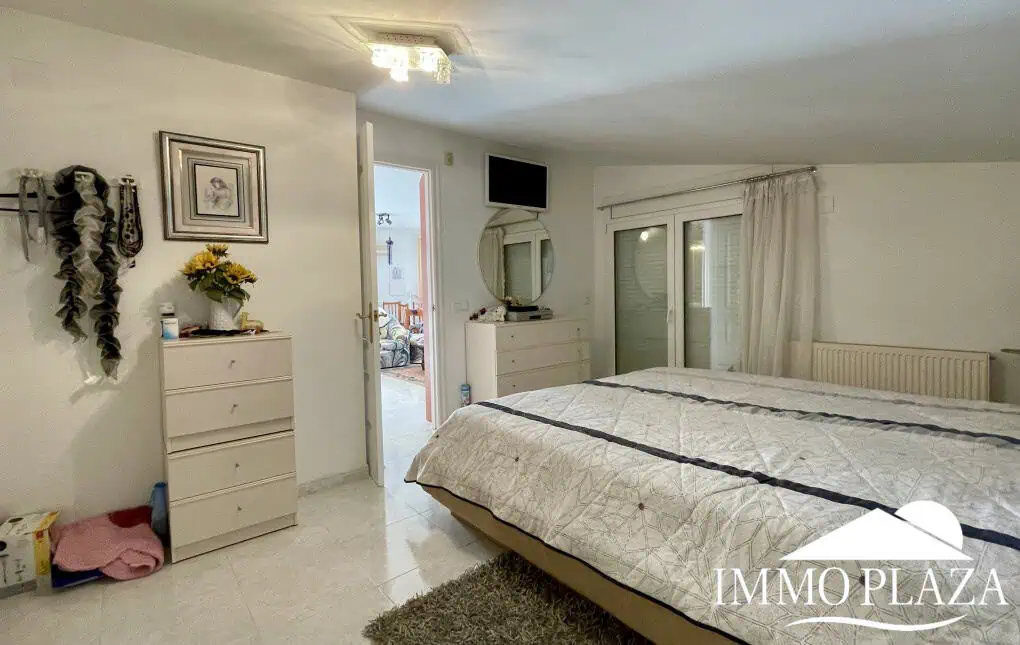 2 spacious canal villas divided into 4 apartments on 900m2 of land, garage, 24m mooring, 32m2 heated swimming pool, 6 parking spaces