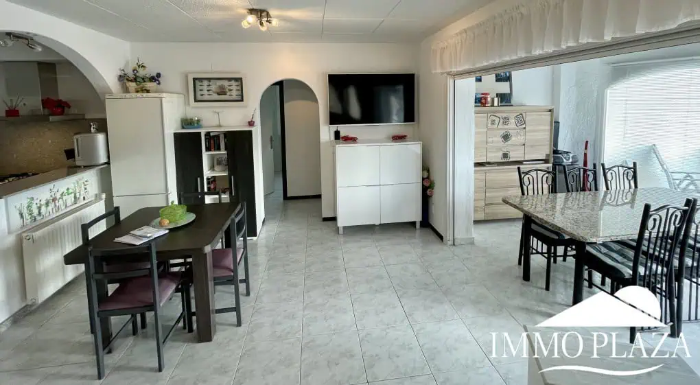 2 spacious canal villas divided into 4 apartments on 900m2 of land, garage, 24m mooring, 32m2 heated swimming pool, 6 parking spaces