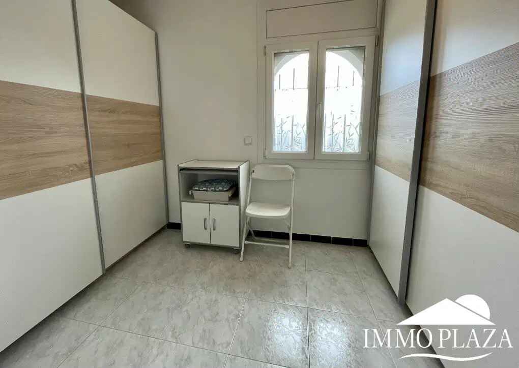 2 spacious canal villas divided into 4 apartments on 900m2 of land, garage, 24m mooring, 32m2 heated swimming pool, 6 parking spaces