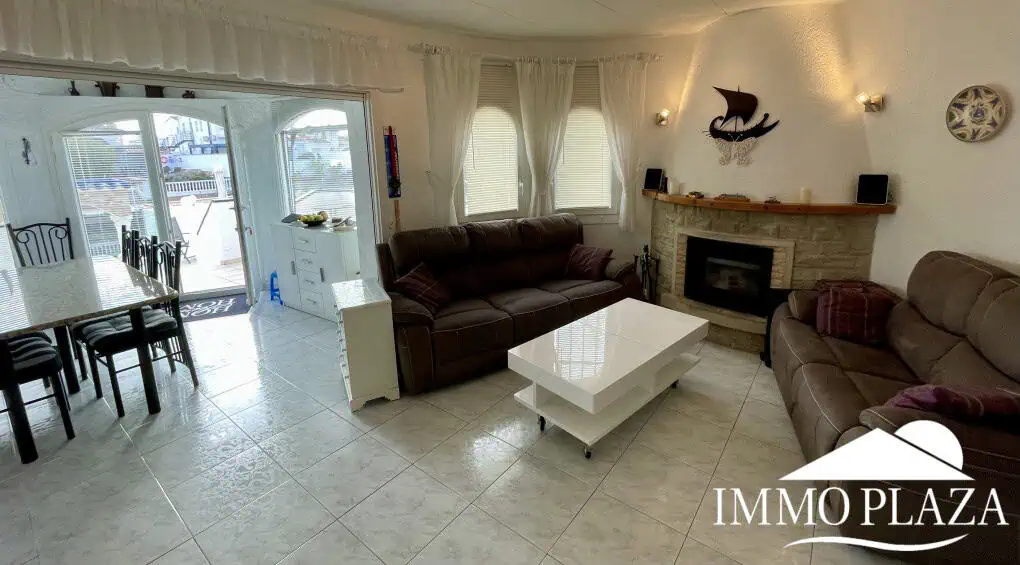 2 spacious canal villas divided into 4 apartments on 900m2 of land, garage, 24m mooring, 32m2 heated swimming pool, 6 parking spaces