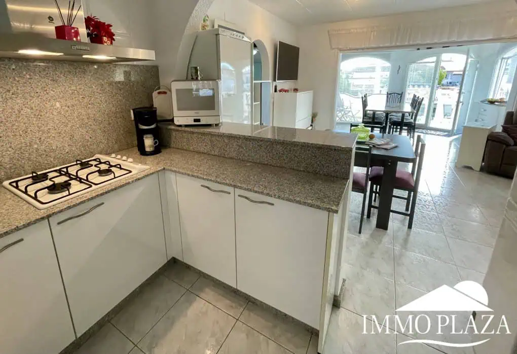 2 spacious canal villas divided into 4 apartments on 900m2 of land, garage, 24m mooring, 32m2 heated swimming pool, 6 parking spaces