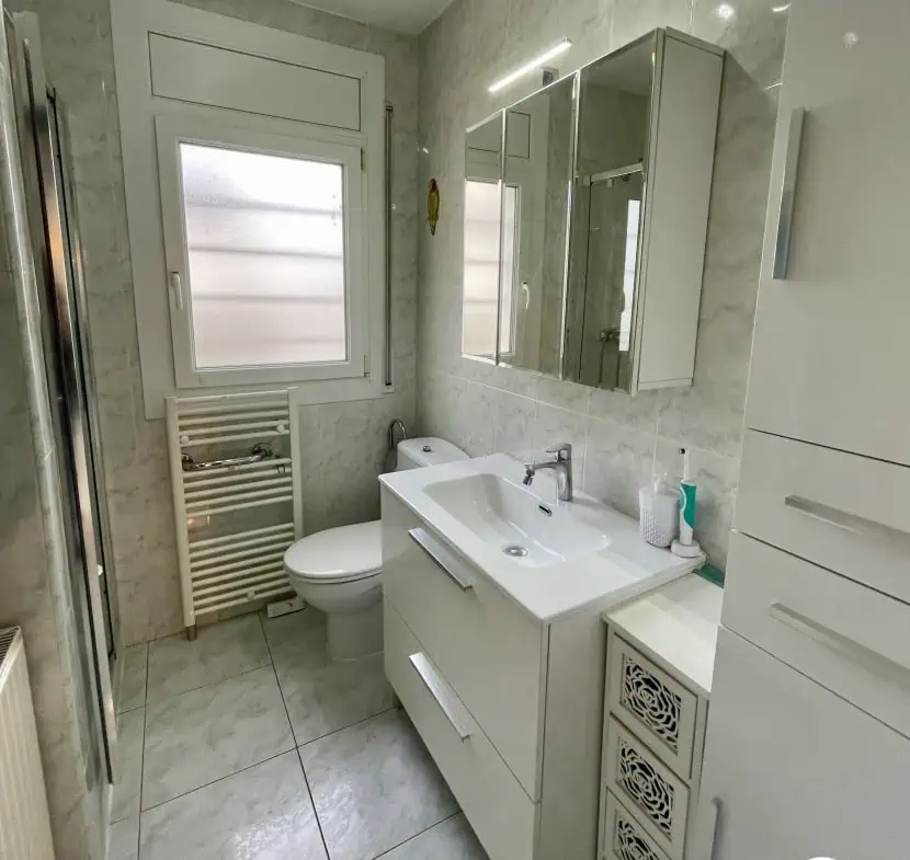 2 spacious canal villas divided into 4 apartments on 900m2 of land, garage, 24m mooring, 32m2 heated swimming pool, 6 parking spaces