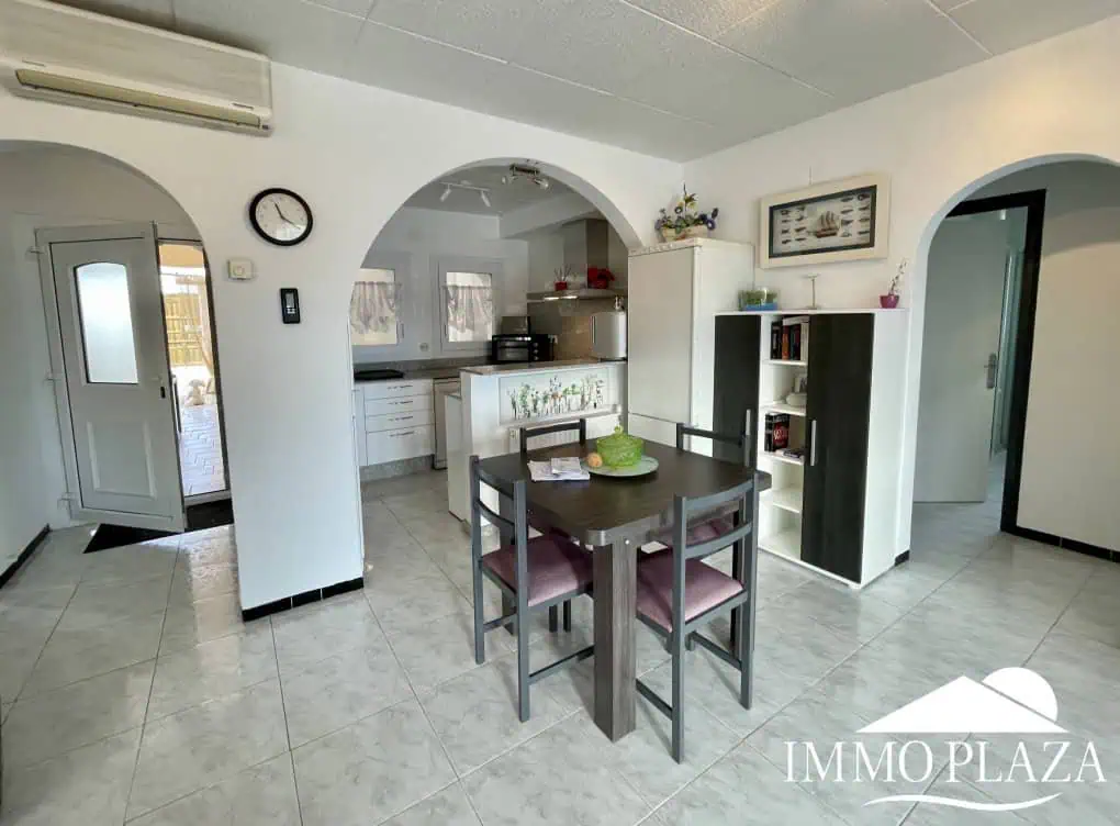 2 spacious canal villas divided into 4 apartments on 900m2 of land, garage, 24m mooring, 32m2 heated swimming pool, 6 parking spaces