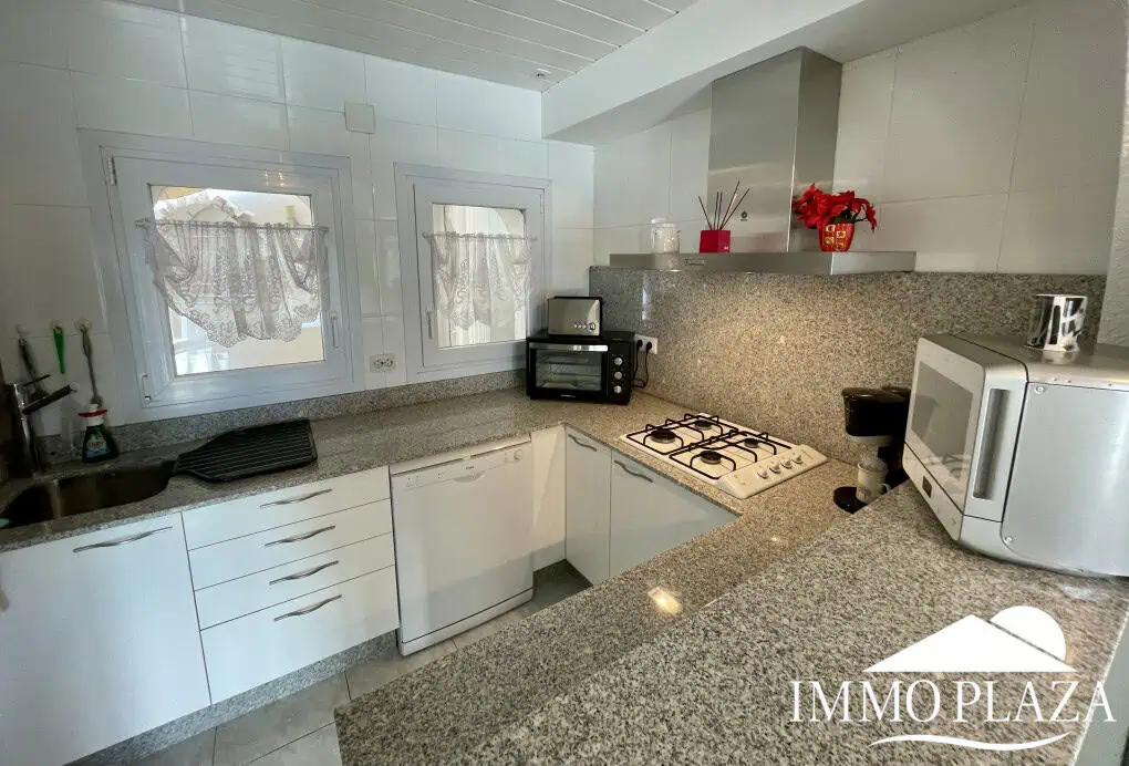 2 spacious canal villas divided into 4 apartments on 900m2 of land, garage, 24m mooring, 32m2 heated swimming pool, 6 parking spaces