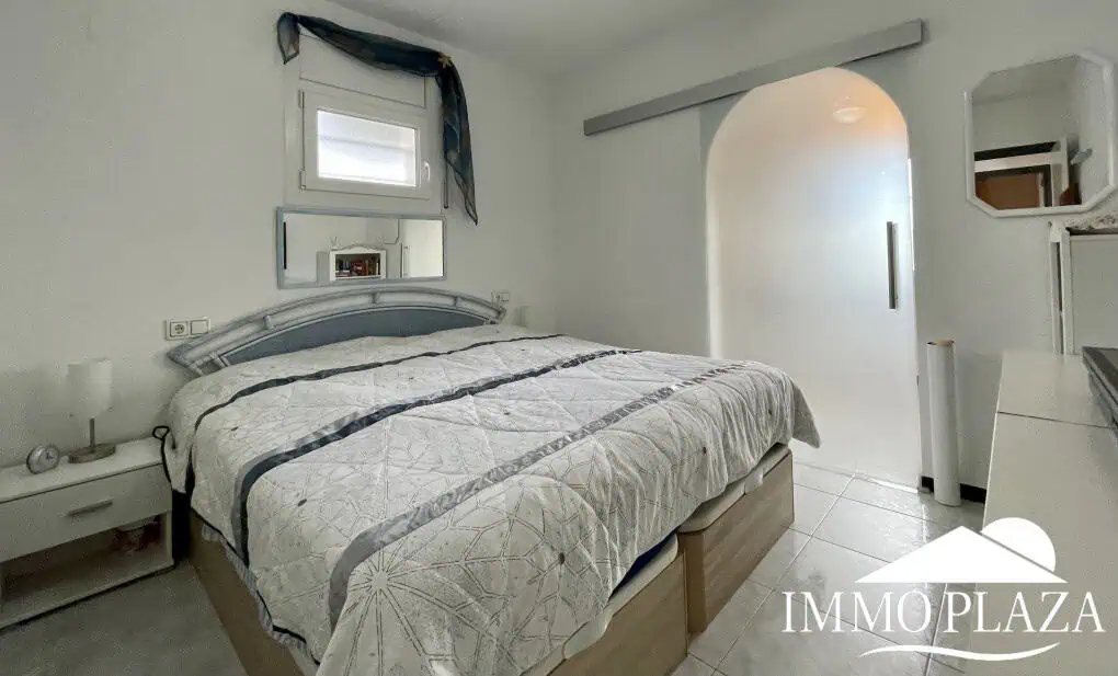 2 spacious canal villas divided into 4 apartments on 900m2 of land, garage, 24m mooring, 32m2 heated swimming pool, 6 parking spaces