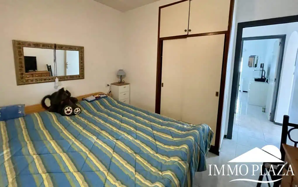 2 spacious canal villas divided into 4 apartments on 900m2 of land, garage, 24m mooring, 32m2 heated swimming pool, 6 parking spaces
