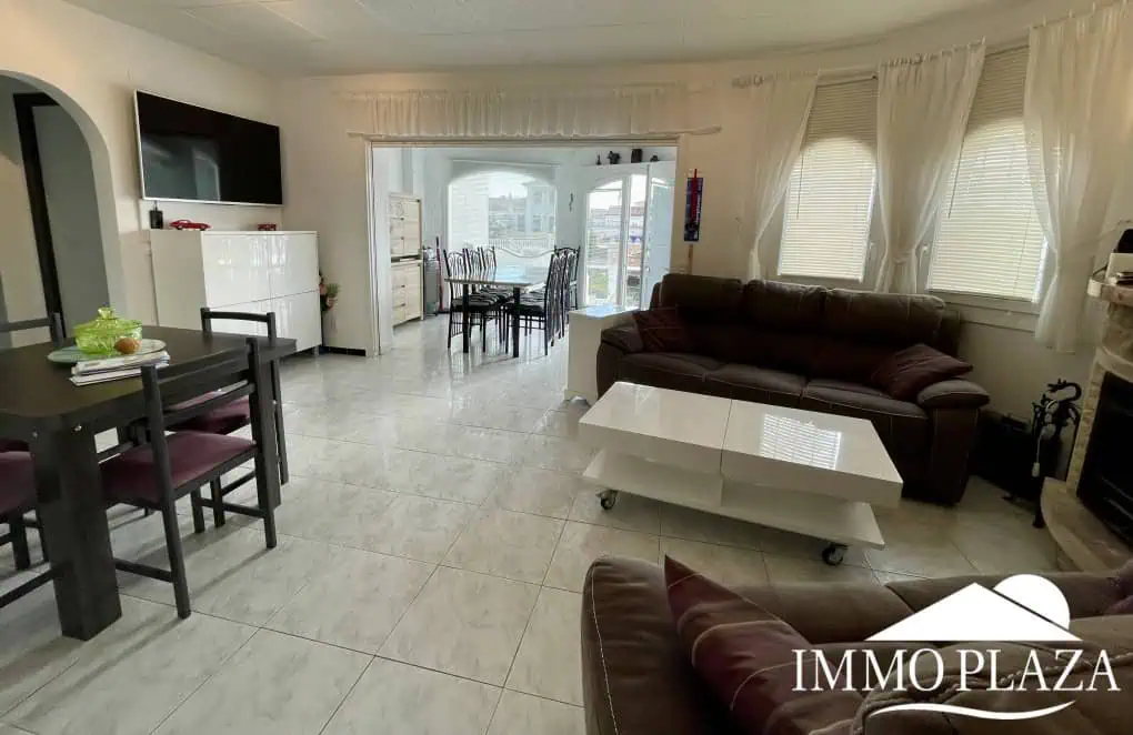 2 spacious canal villas divided into 4 apartments on 900m2 of land, garage, 24m mooring, 32m2 heated swimming pool, 6 parking spaces