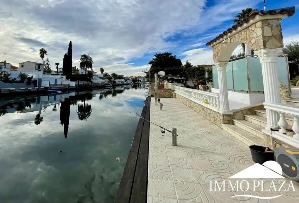 2 spacious canal villas divided into 4 apartments on 900m2 of land, garage, 24m mooring, 32m2 heated swimming pool, 6 parking spaces