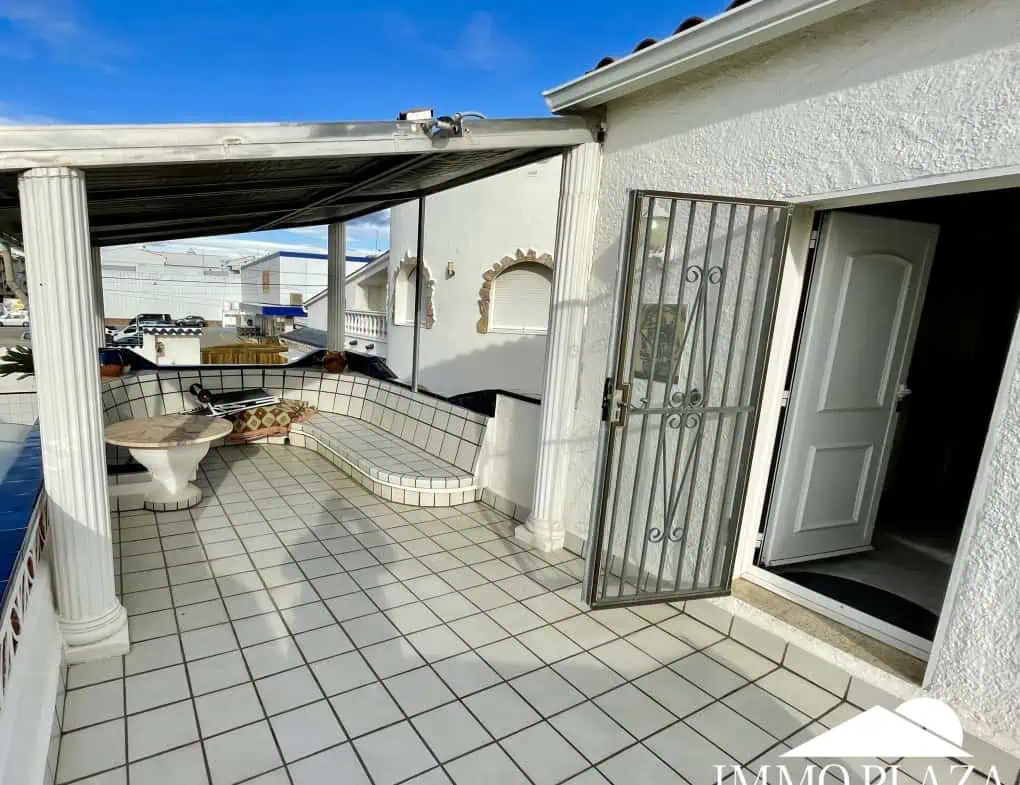 2 spacious canal villas divided into 4 apartments on 900m2 of land, garage, 24m mooring, 32m2 heated swimming pool, 6 parking spaces