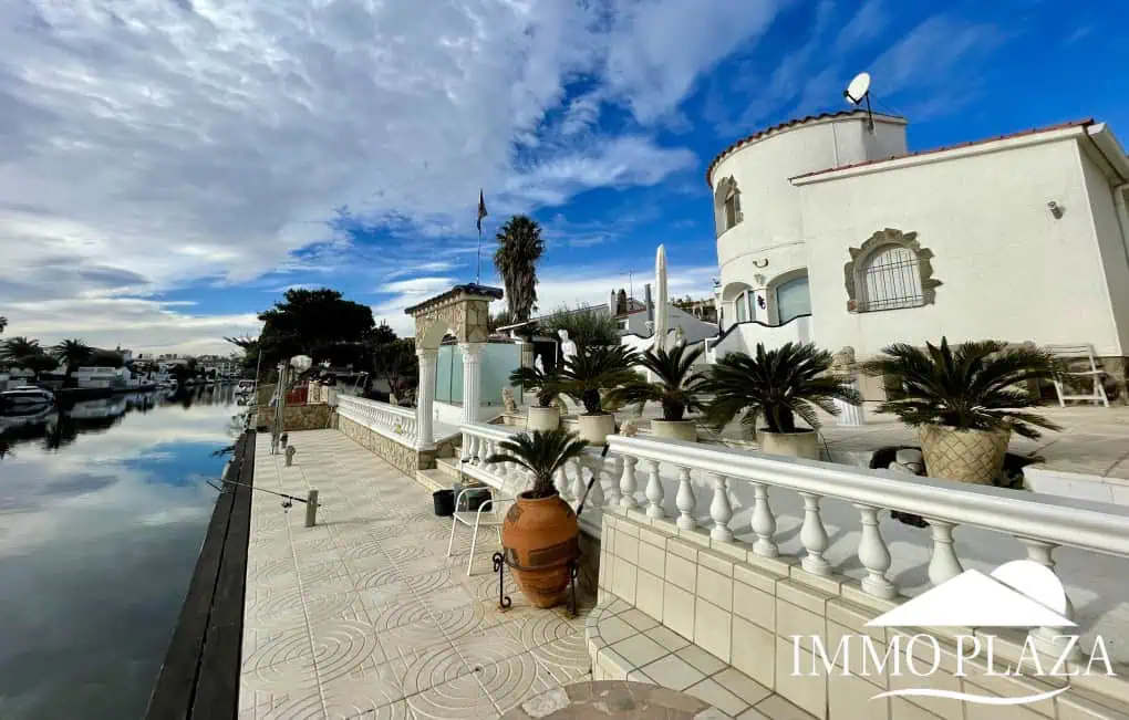 2 spacious canal villas divided into 4 apartments on 900m2 of land, garage, 24m mooring, 32m2 heated swimming pool, 6 parking spaces