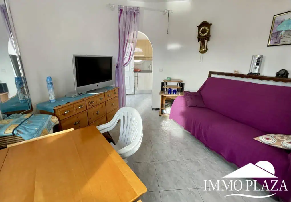 2 spacious canal villas divided into 4 apartments on 900m2 of land, garage, 24m mooring, 32m2 heated swimming pool, 6 parking spaces
