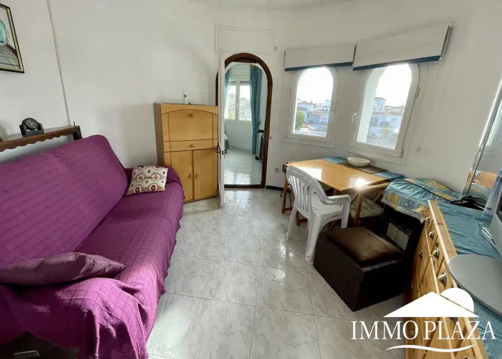 2 spacious canal villas divided into 4 apartments on 900m2 of land, garage, 24m mooring, 32m2 heated swimming pool, 6 parking spaces